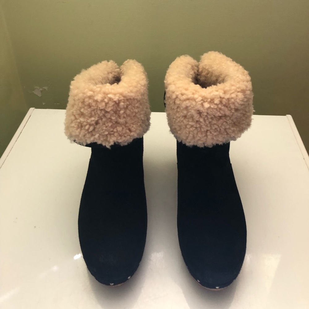 Ugg Ankle Boot With The Option Of Keeping It Roll… - image 1